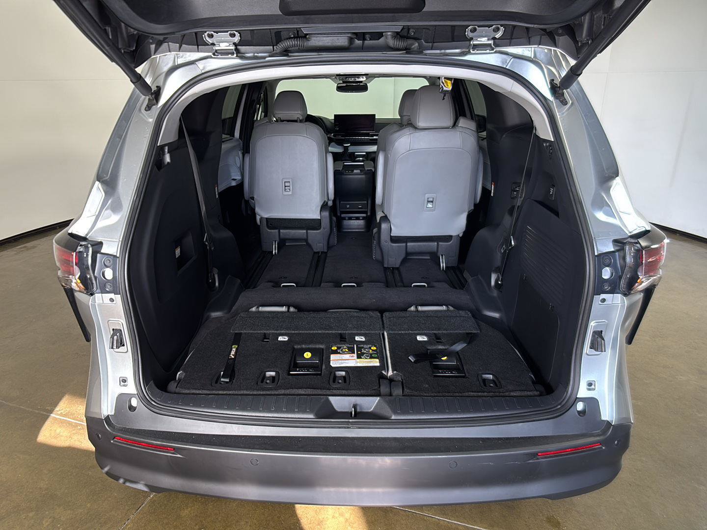 Used 2025 Toyota Sienna XLE w/ XLE Plus Package FWD image 15