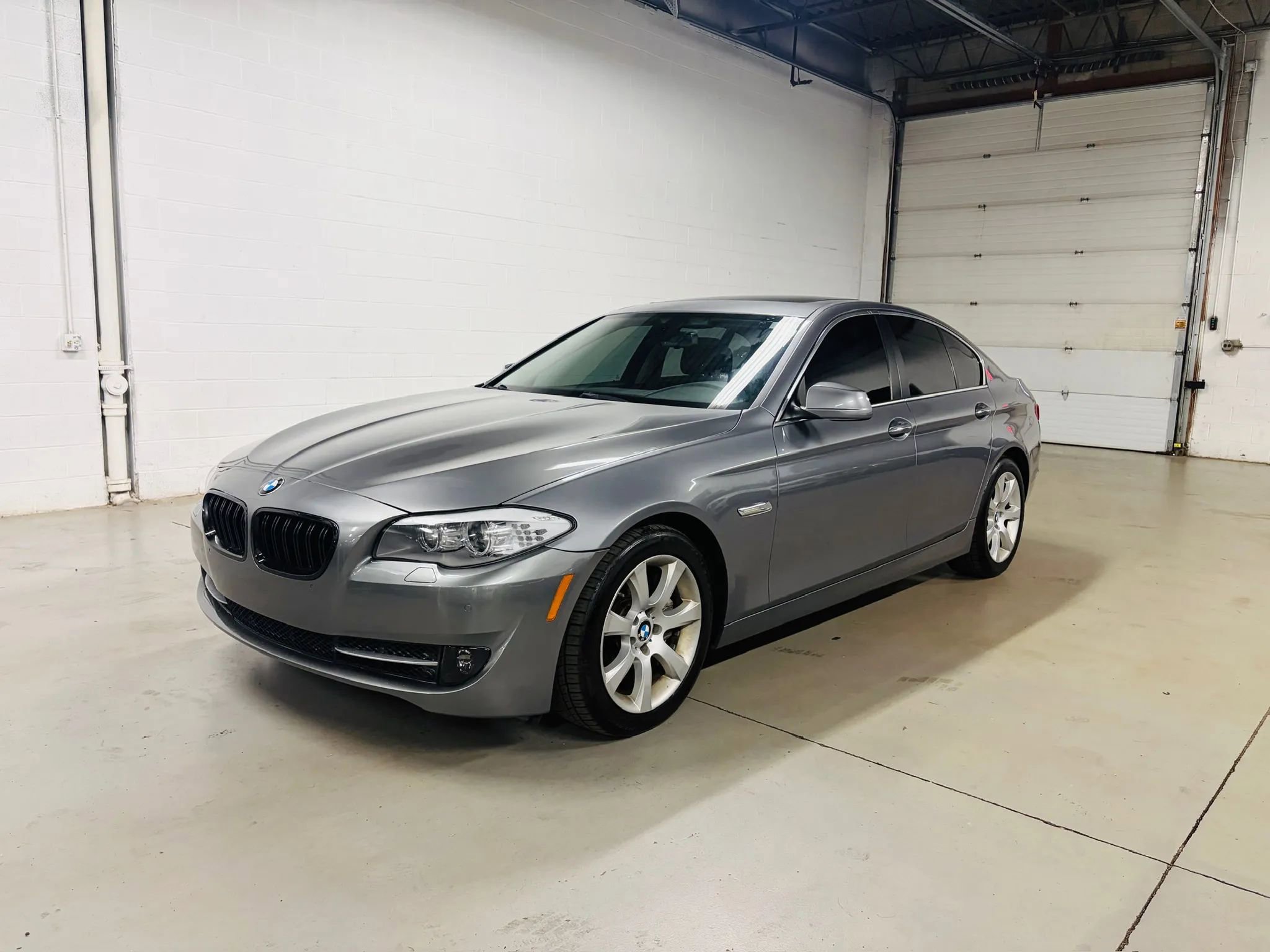 Used 2011 BMW 550i xDrive Sedan AWD/4WD image 2