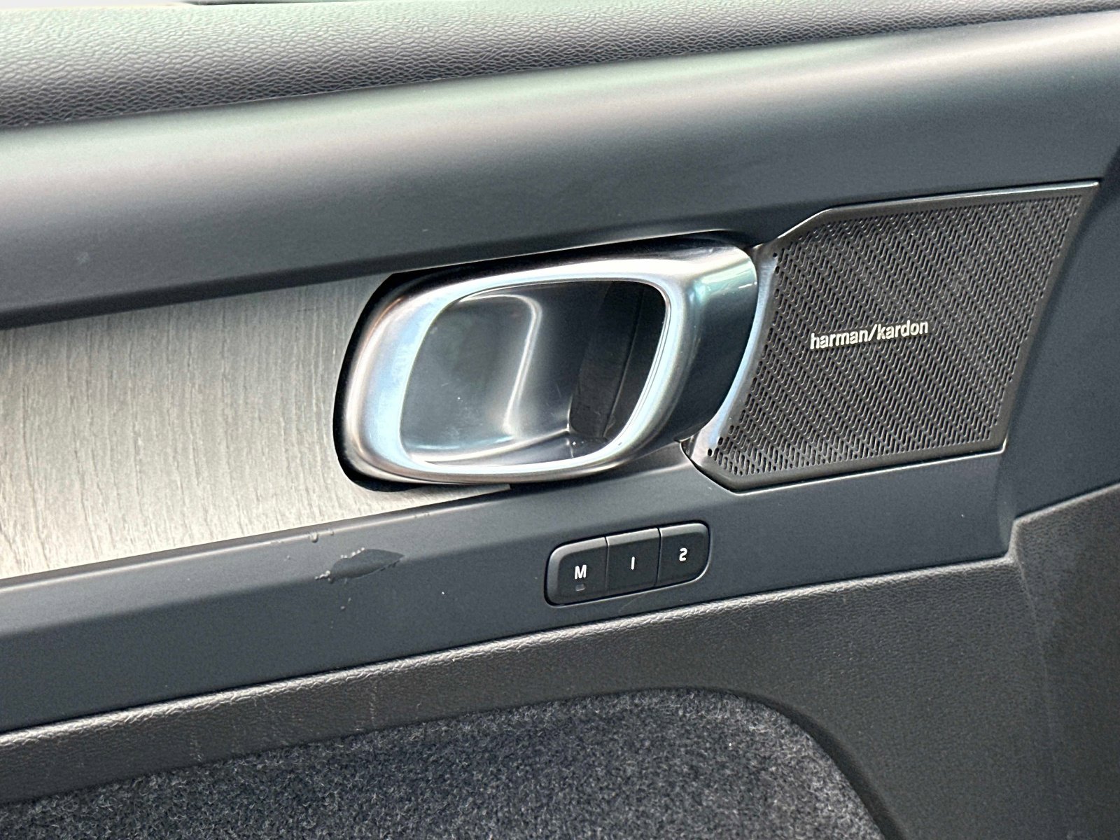 Certified 2023 Volvo XC40 B5 Ultimate w/ Protection Package Premier image 18