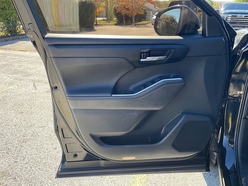 Used 2020 Toyota Highlander XLE image 11