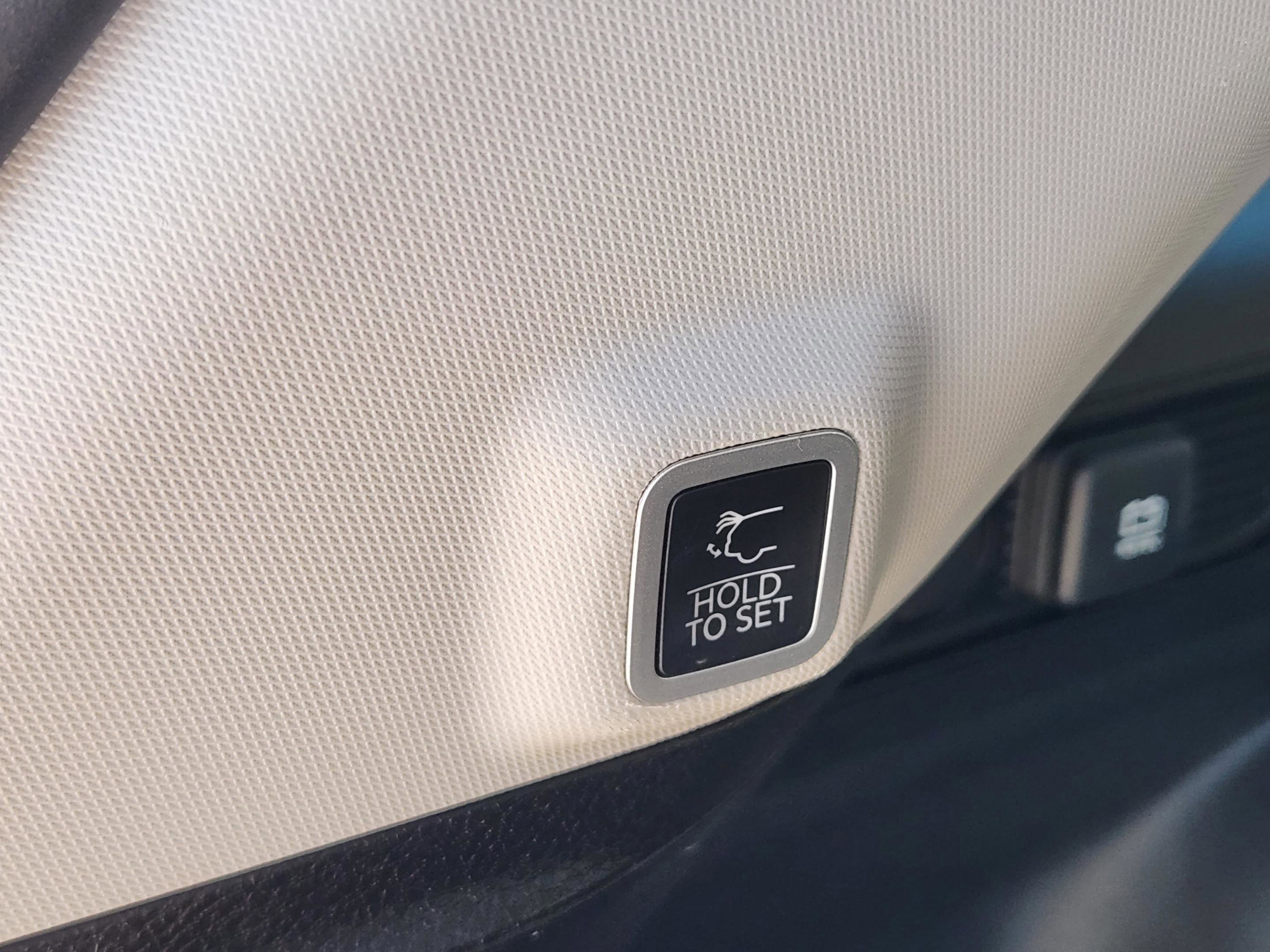 Used 2023 Jeep Grand Cherokee Limited w/ Black Appearance Package image 29