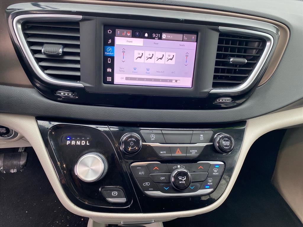 Used 2022 Chrysler Voyager LX image 7