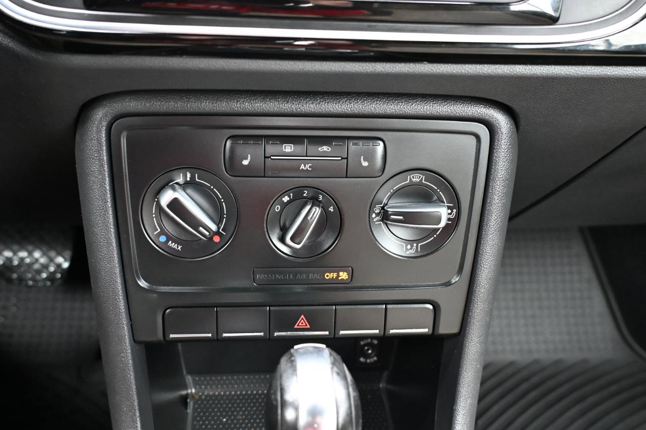 Used 2013 Volkswagen Beetle 2.5 50's Edition FWD image 19