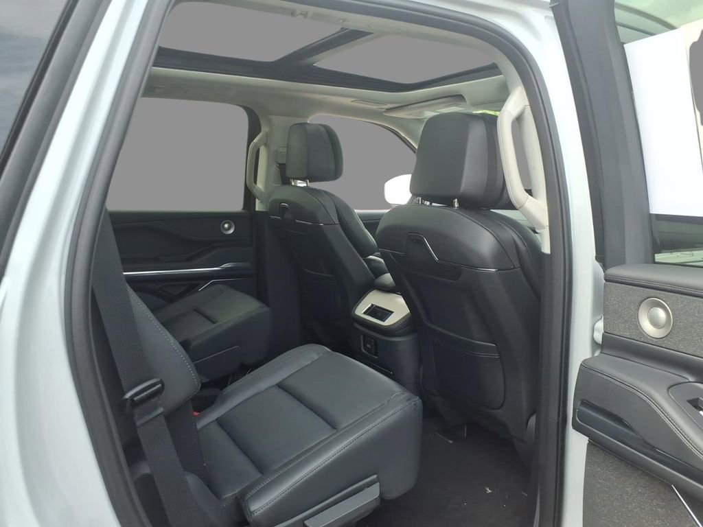 New 2026 Lincoln Navigator Reserve AWD/4WD image 11