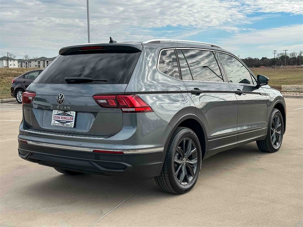 Used 2024 Volkswagen Tiguan SE image 3