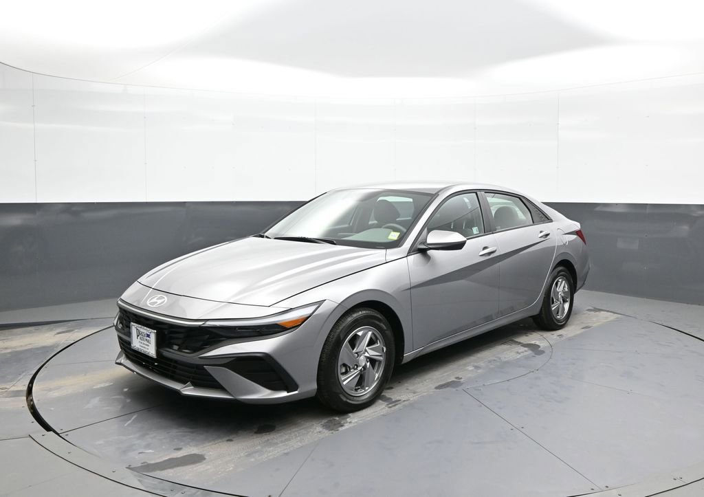 Certified 2025 Hyundai Elantra SE image 1