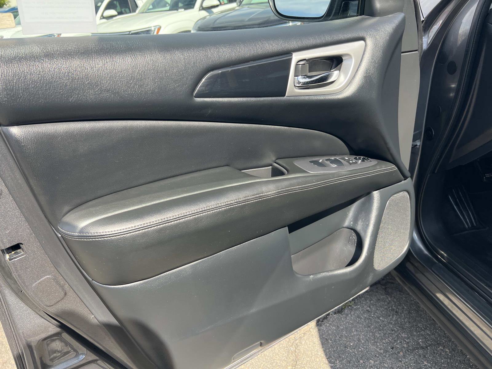 Used 2019 Nissan Pathfinder S image 6