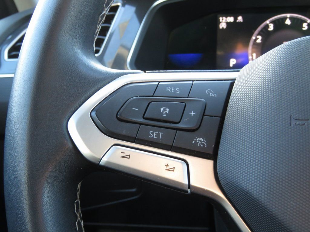 Used 2022 Volkswagen Tiguan SE w/ Panoramic Sunroof Package image 21
