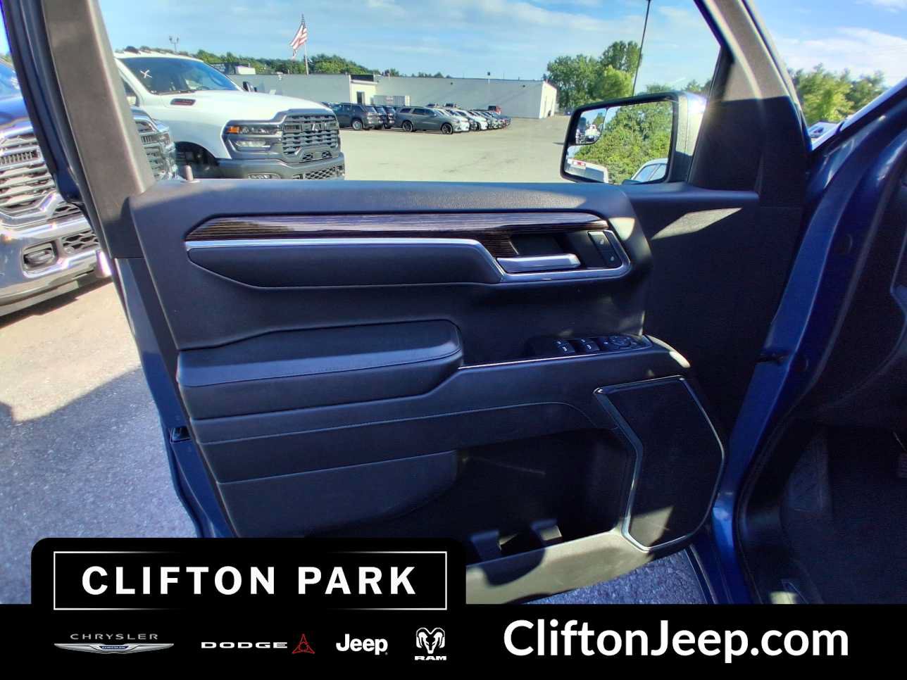 Used 2024 GMC Sierra 1500 SLE AWD/4WD image 9