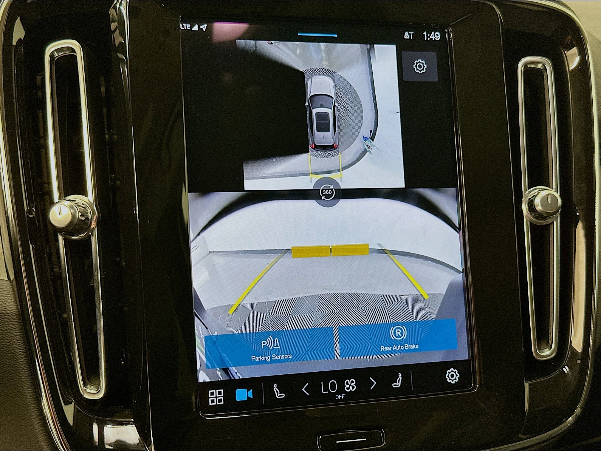 Used 2025 Volvo XC40 B5 Plus image 23