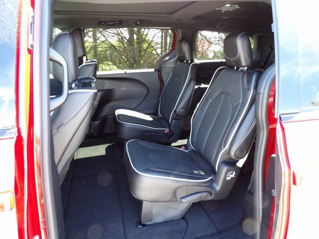 New 2026 Chrysler Pacifica Limited w/ Uconnect Theater Family Group AWD/4WD image 10