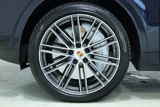 Used 2022 Porsche Cayenne Platinum Edition image 8