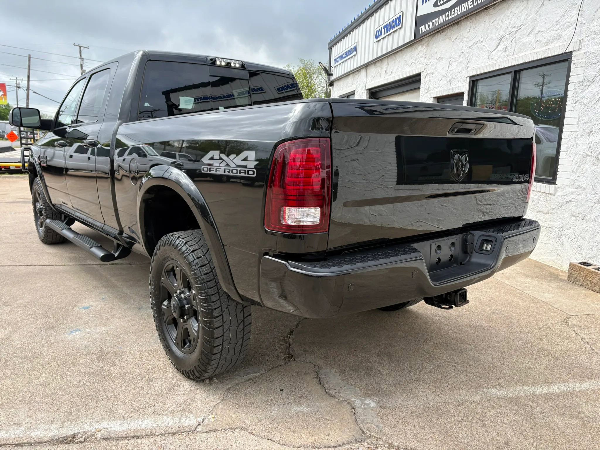 Used 2018 RAM 2500 Laramie w/ Sport Appearance Group AWD/4WD image 4
