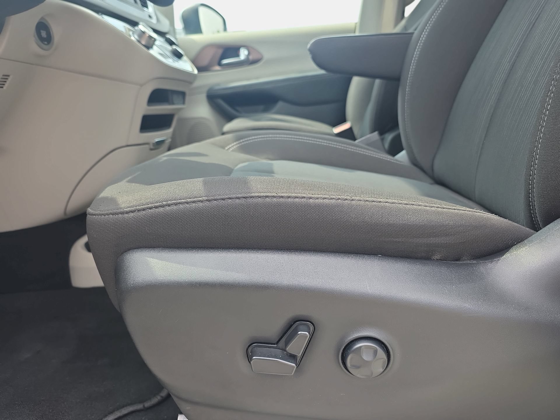 Used 2023 Chrysler Voyager LX FWD image 27