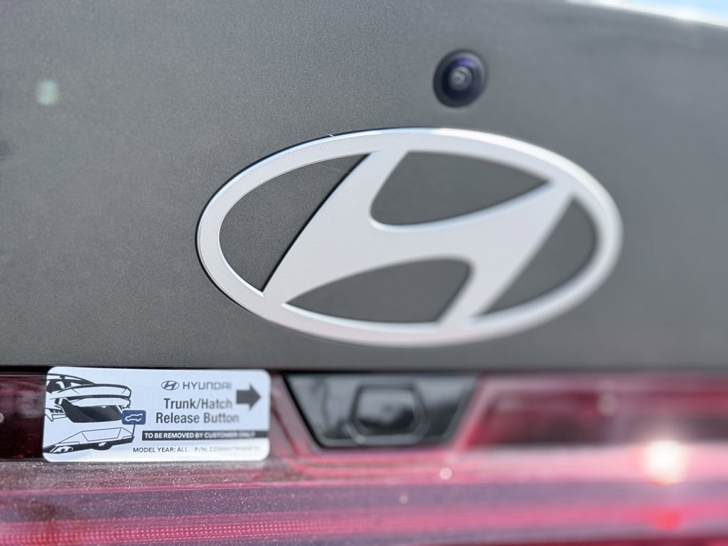 New 2025 Hyundai Elantra Limited image 10