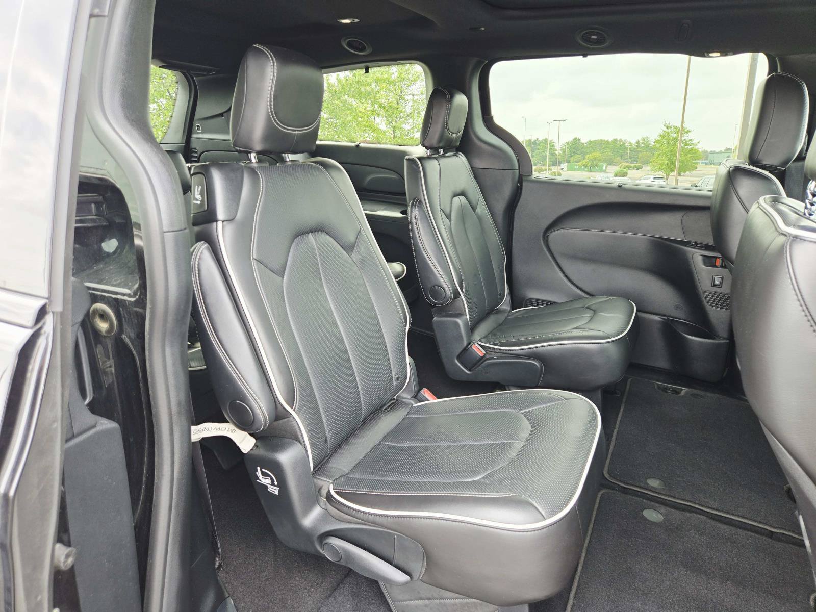 Used 2025 Chrysler Pacifica Limited FWD image 18