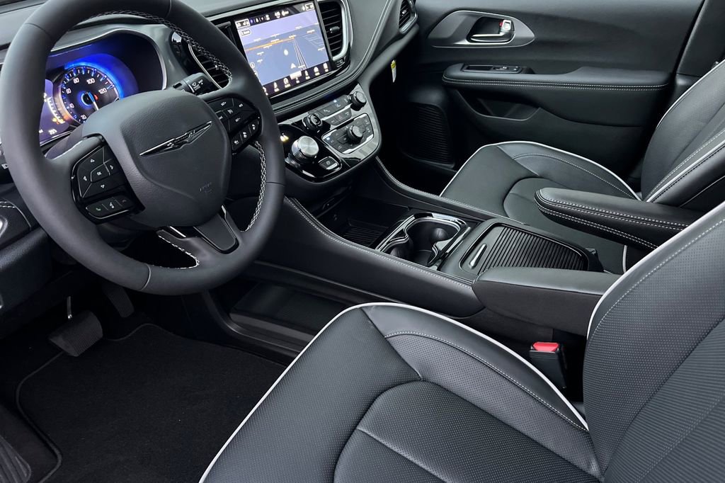 New 2026 Chrysler Pacifica Limited w/ Uconnect Theater Family Group image 10