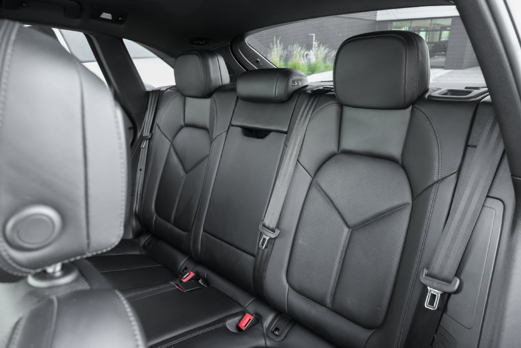 Certified 2023 Porsche Macan Turbo AWD/4WD image 32
