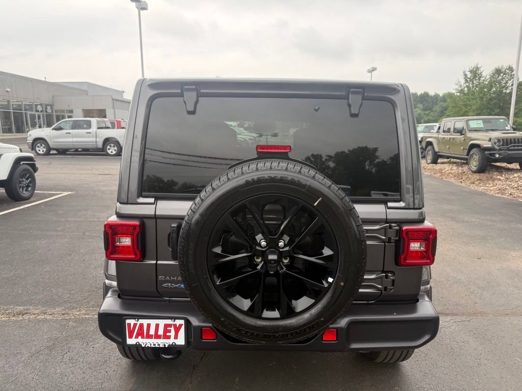 Used 2025 Jeep Wrangler Unlimited Sahara AWD/4WD image 5