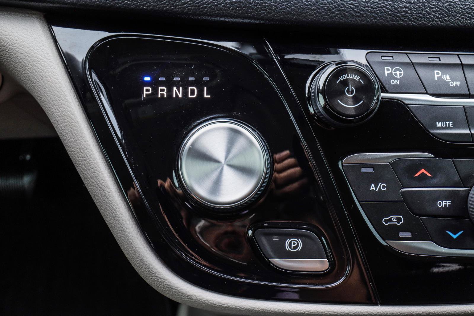 Used 2019 Chrysler Pacifica Touring-L w/ Advanced Safetytec Group FWD image 14