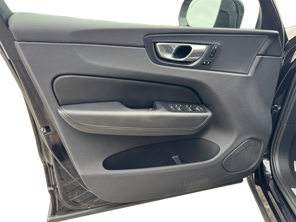 Certified 2025 Volvo XC60 B5 Core image 10