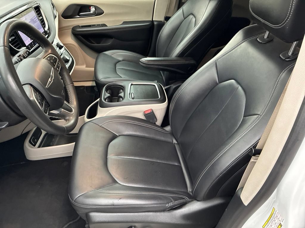 Used 2024 Chrysler Pacifica Touring-L FWD image 11