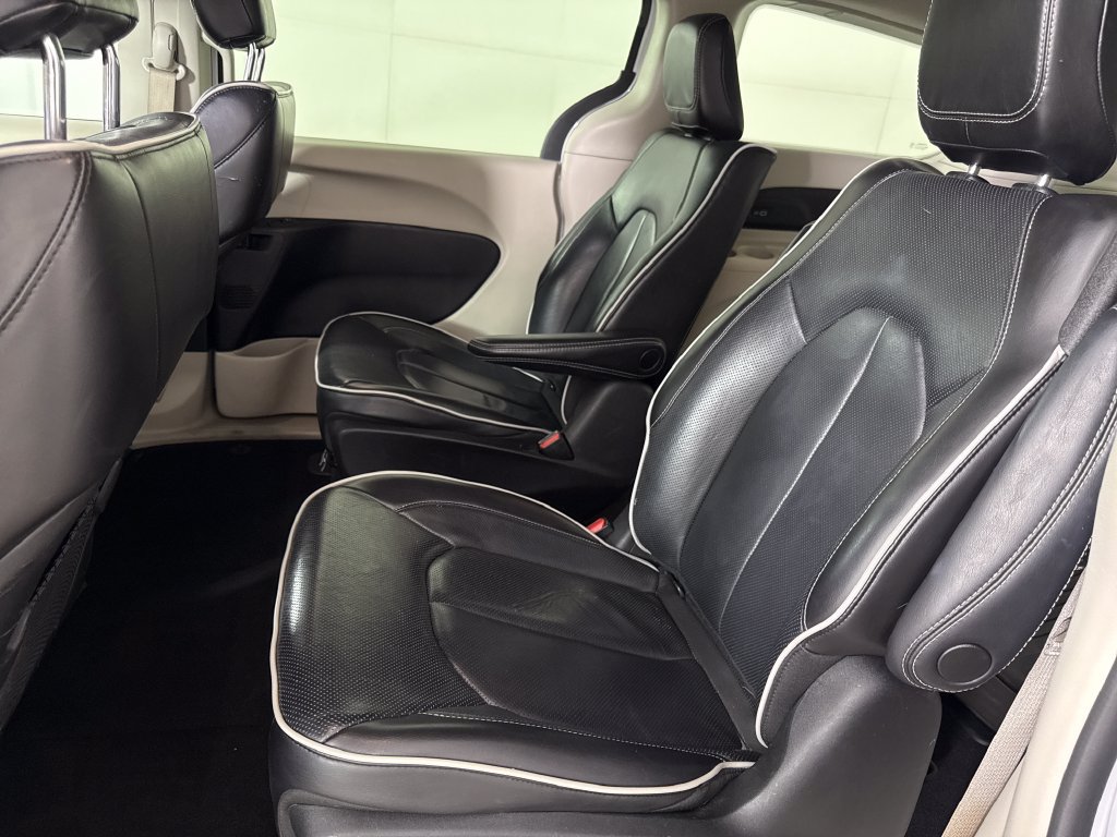 Used 2023 Chrysler Pacifica Limited FWD image 12