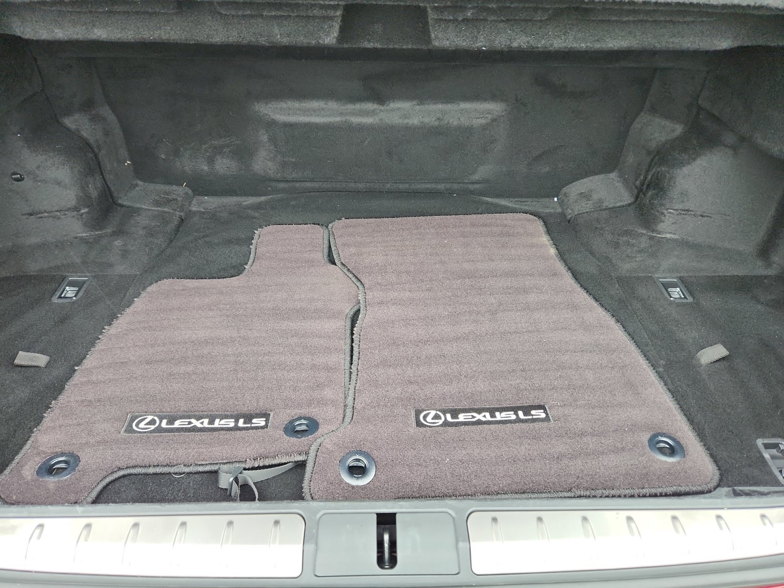 Used 2023 Lexus LS 500h AWD w/ Luxury Package image 32