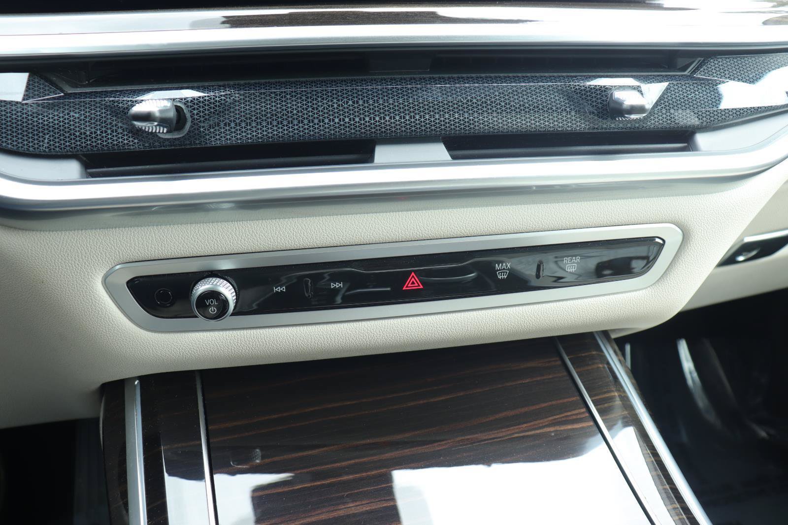 Used 2024 BMW X7 xDrive40i w/ Premium Package AWD/4WD image 40