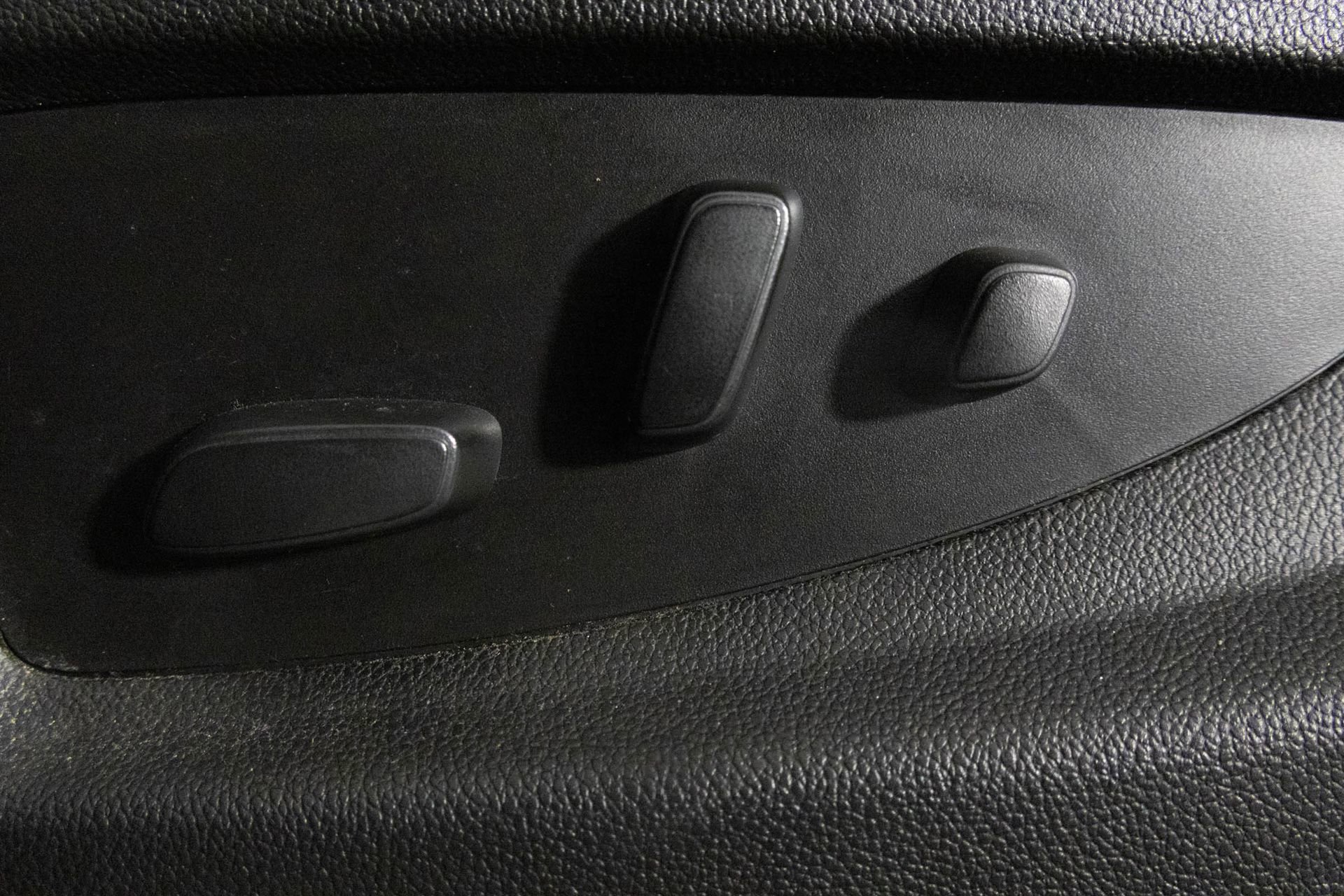 Used 2018 GMC Yukon SLE w/ SLE Value Package image 18