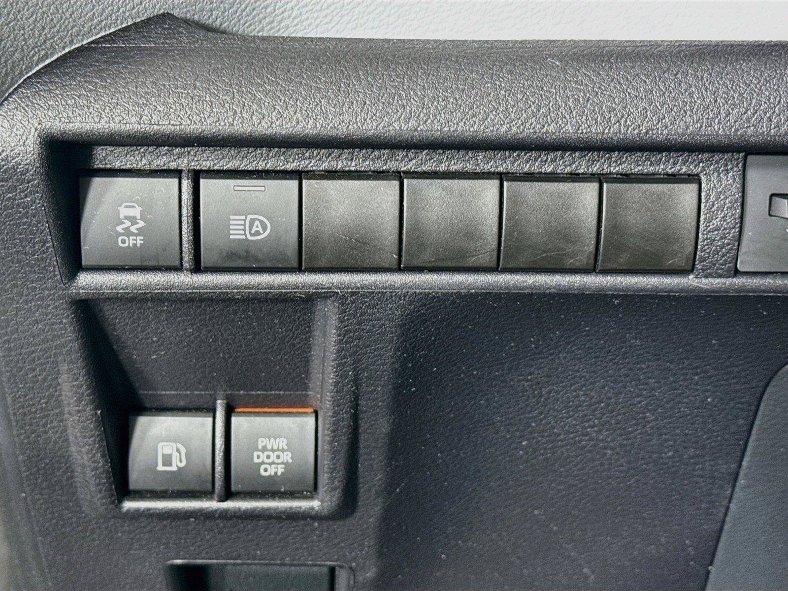Certified 2025 Toyota Sienna XLE FWD image 15