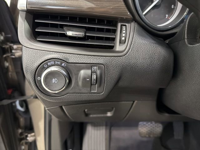 Used 2019 Buick Envision Essence AWD/4WD image 10