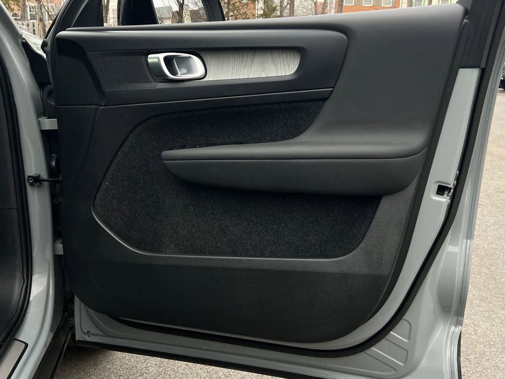 Used 2024 Volvo XC40 B5 Plus w/ Climate Package image 9