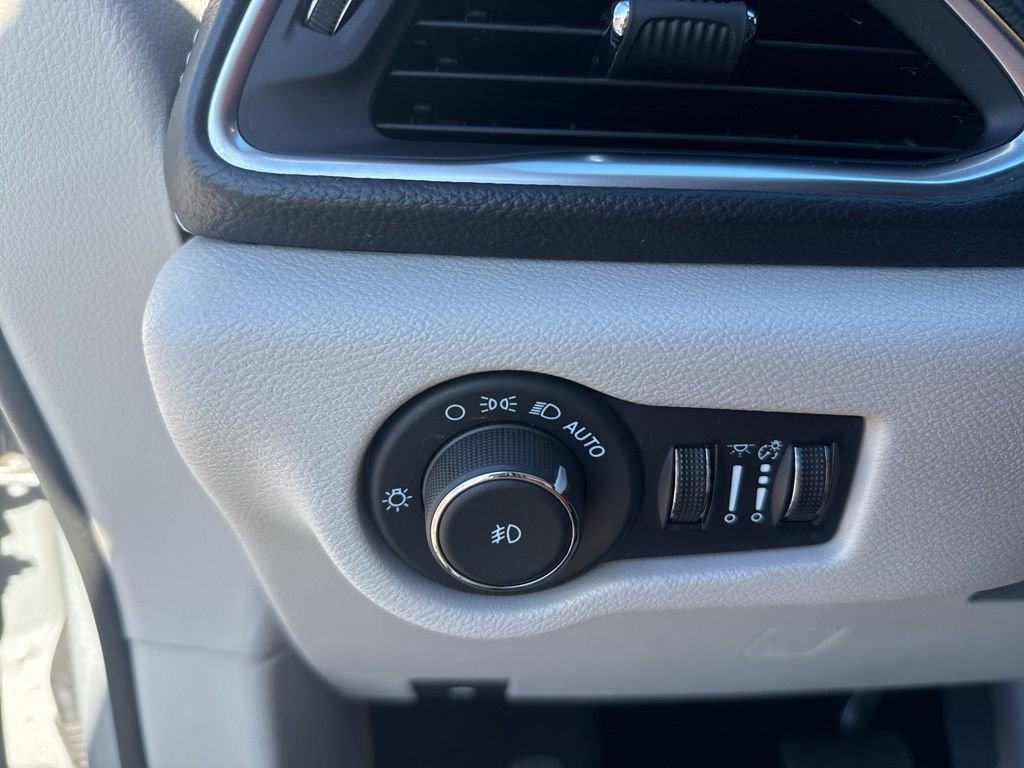 Used 2024 Chrysler Pacifica Limited image 30