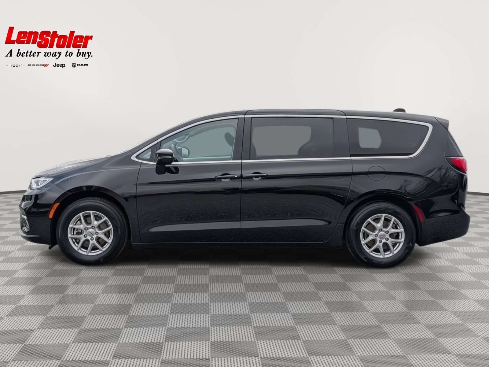 Used 2024 Chrysler Pacifica Touring-L image 2