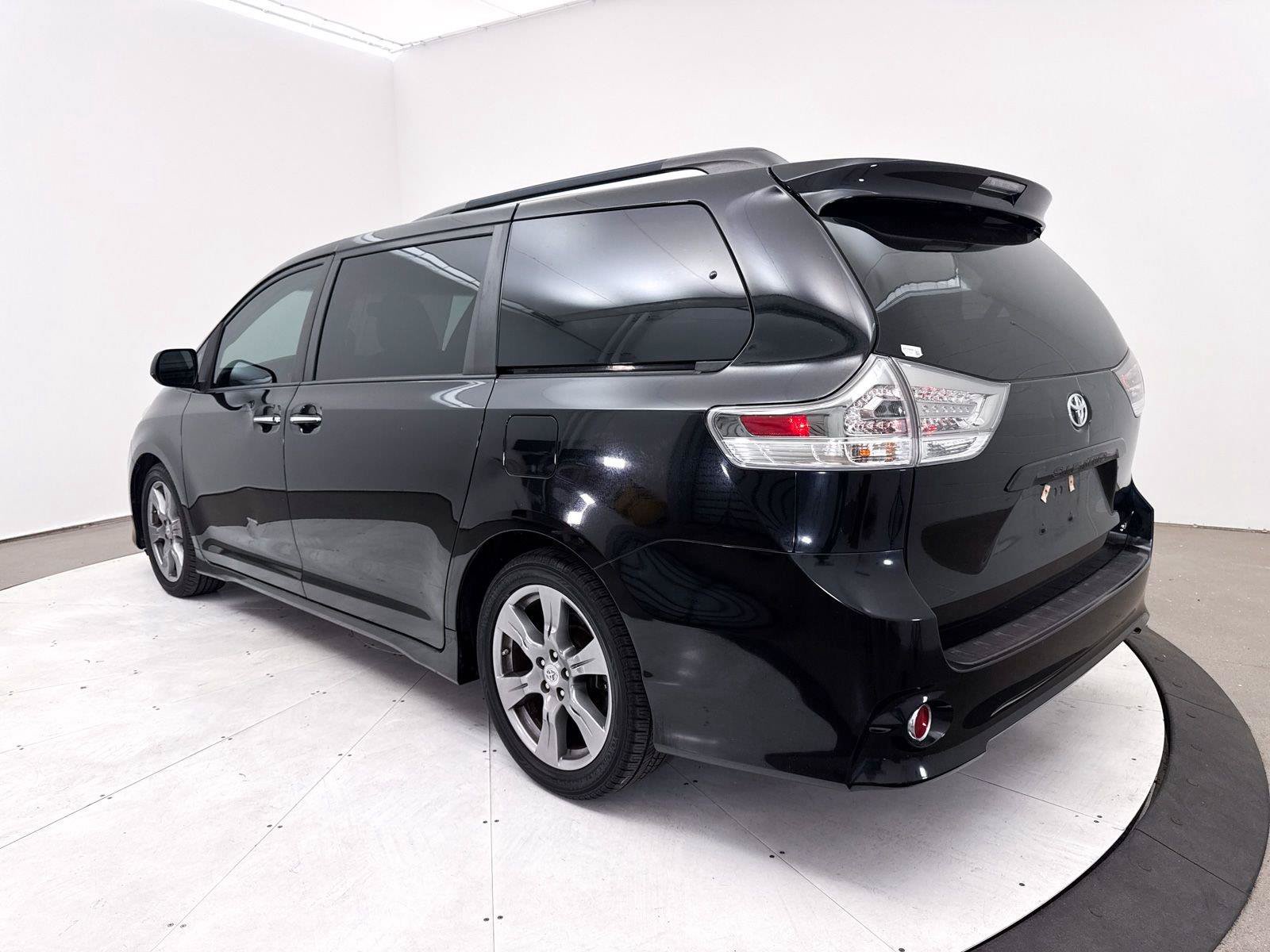 Used 2017 Toyota Sienna SE Premium FWD image 12