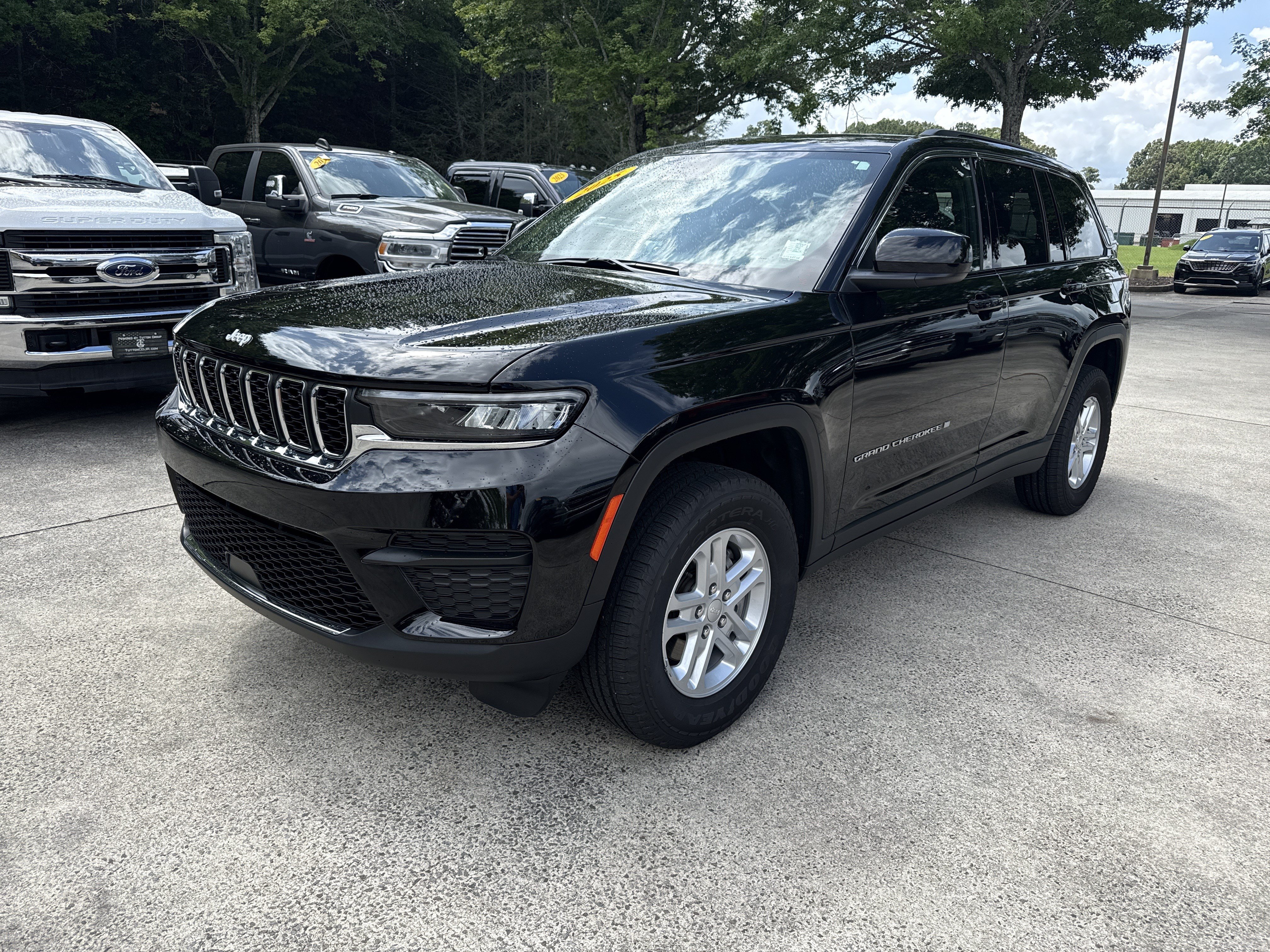 Used 2025 Jeep Grand Cherokee Laredo RWD image 3