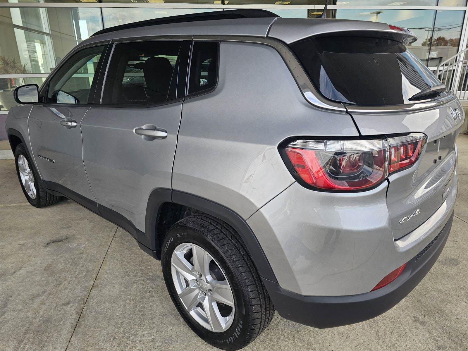 Used 2022 Jeep Compass Latitude image 3