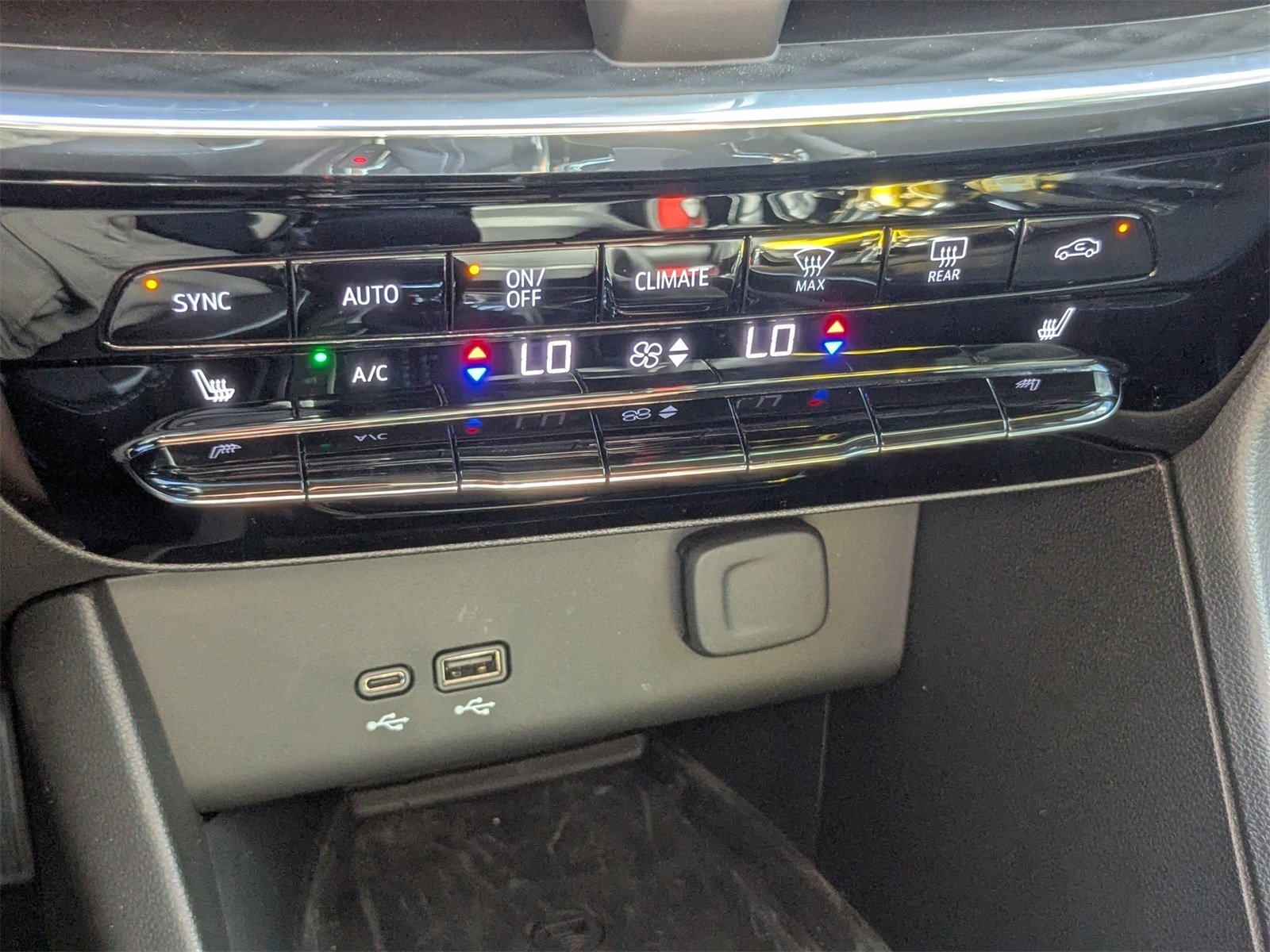 Used 2025 Buick Encore GX Avenir w/ Avenir Technology Package image 24