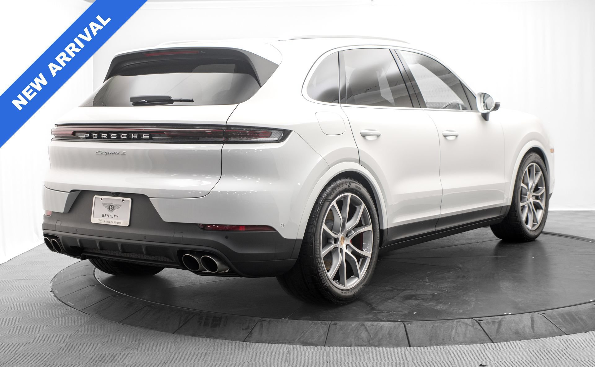 Used 2025 Porsche Cayenne S AWD/4WD image 3
