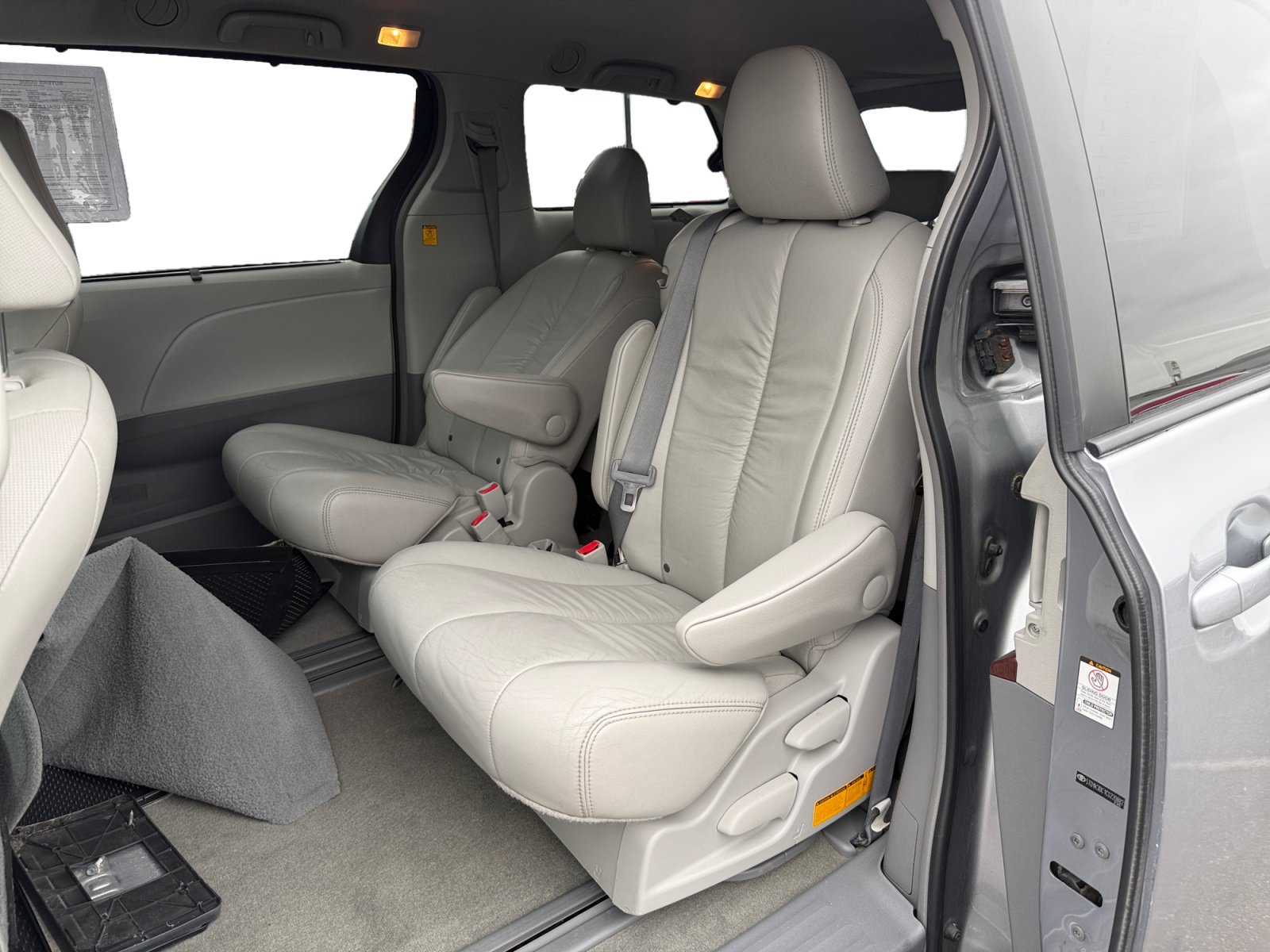 Used 2012 Toyota Sienna XLE FWD image 16