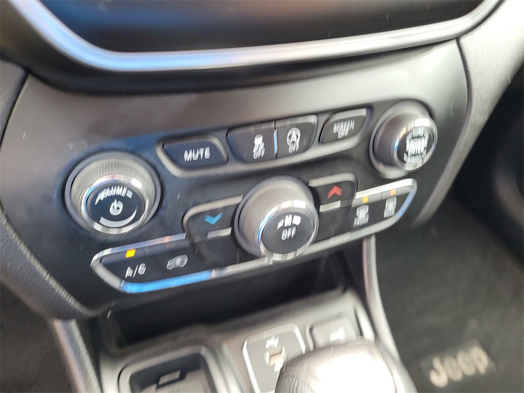 Used 2019 Jeep Cherokee Latitude w/ Popular Appearance Group image 13