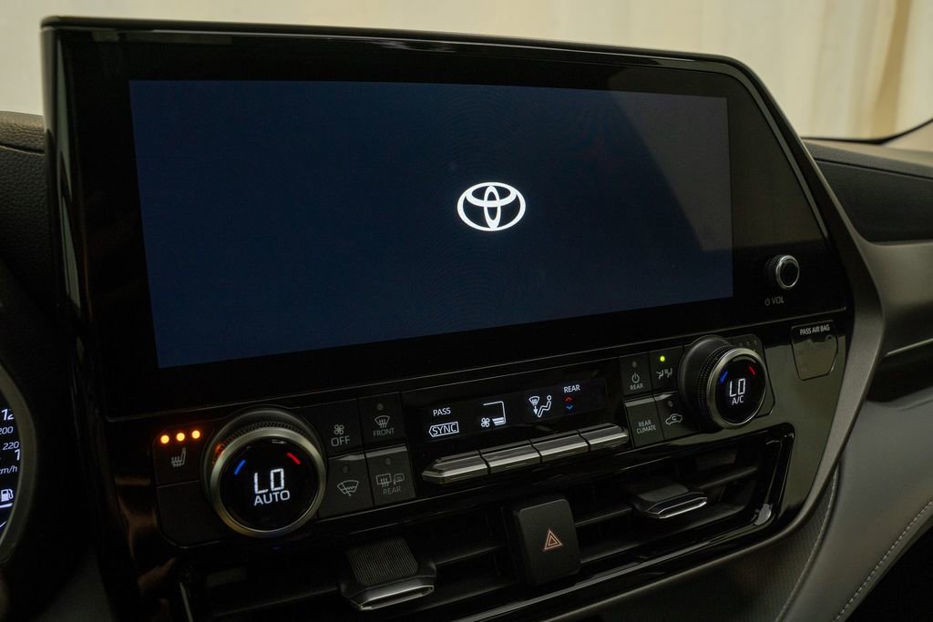 Used 2024 Toyota Highlander XLE image 15