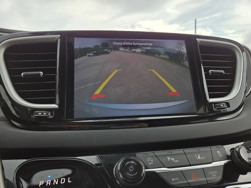 Used 2024 Chrysler Pacifica Touring-L FWD image 40