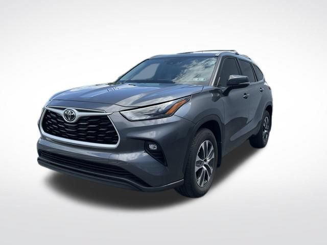 Used 2023 Toyota Highlander XLE AWD/4WD image 3