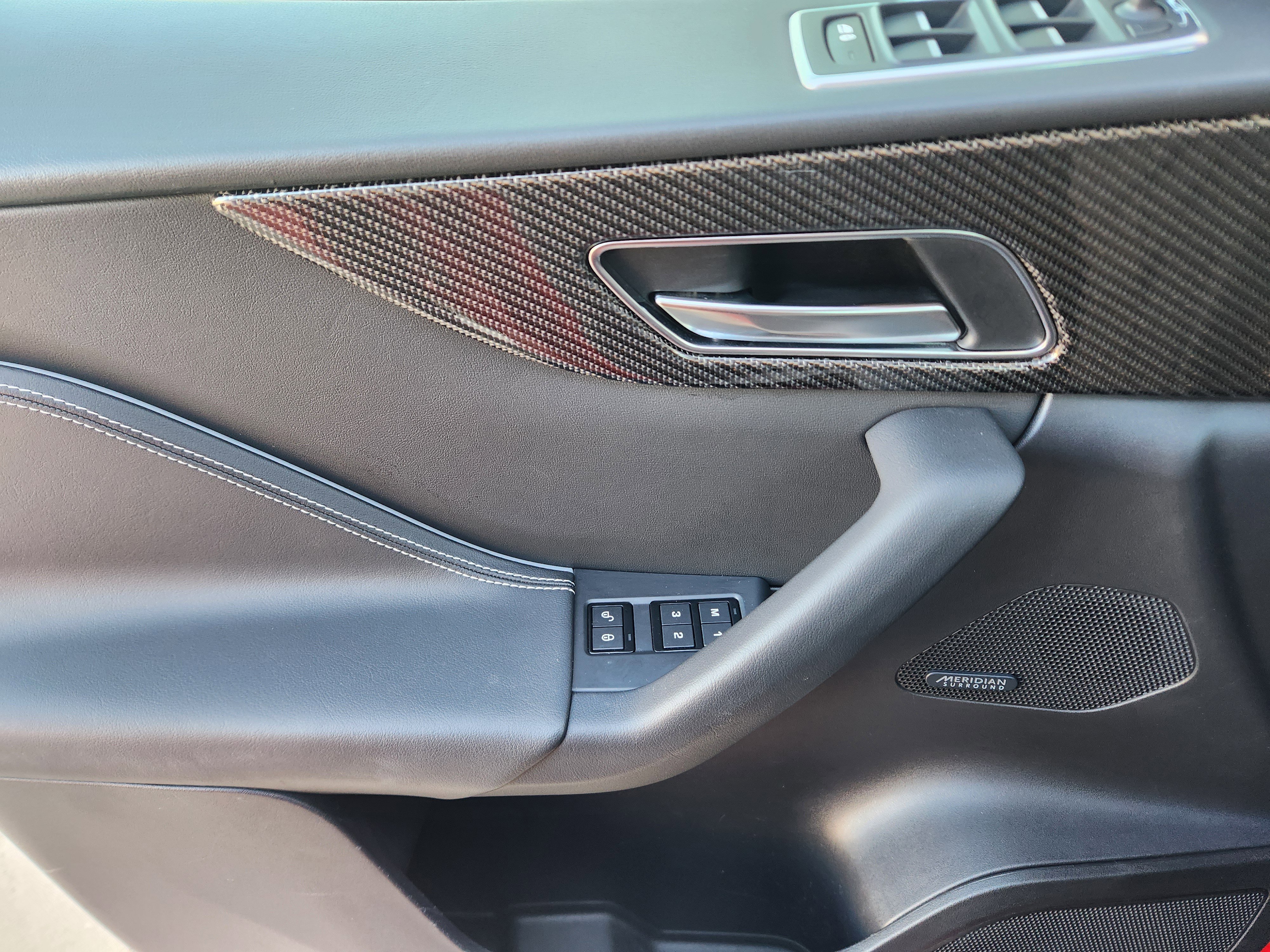 Used 2020 Jaguar F-PACE SVR image 23