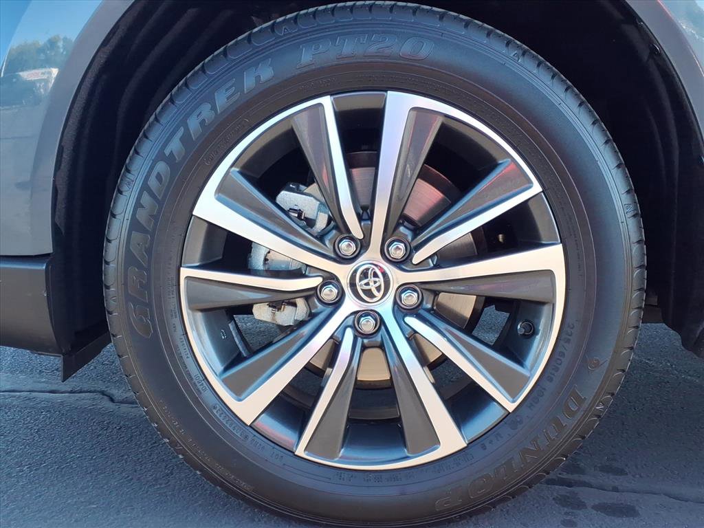 Certified 2023 Toyota Venza LE image 9