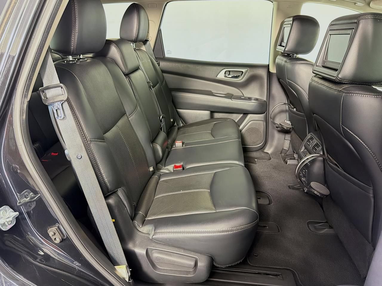 Used 2015 Nissan Pathfinder Platinum w/ Family Entertainment Package AWD/4WD image 41
