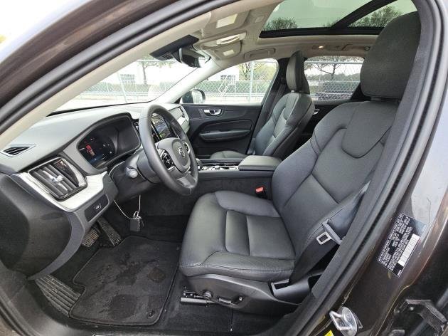 Certified 2025 Volvo XC60 B5 Plus image 6