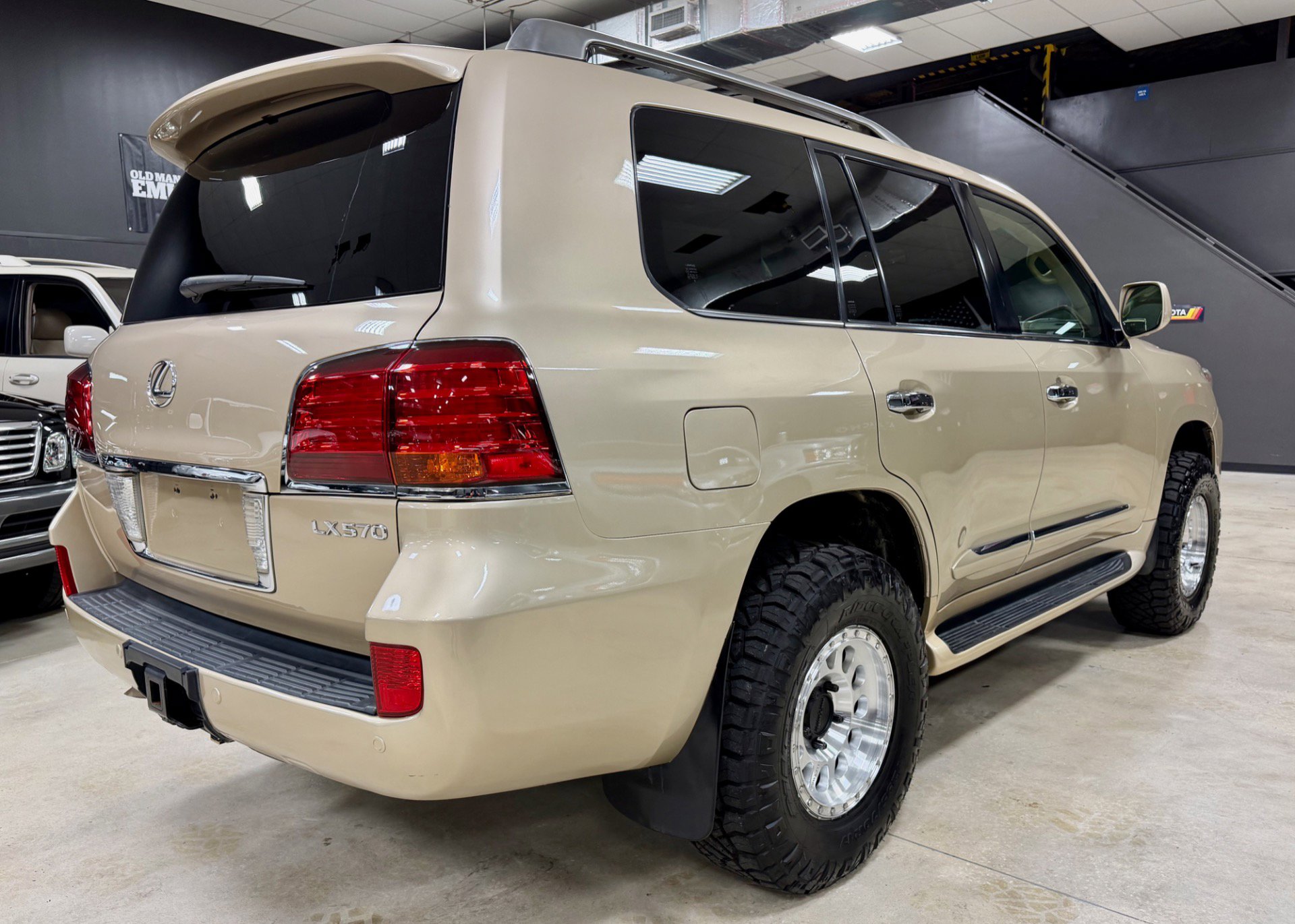 Used 2011 Lexus LX 570 4WD w/ Luxury Pkg w/Pre-crash image 9
